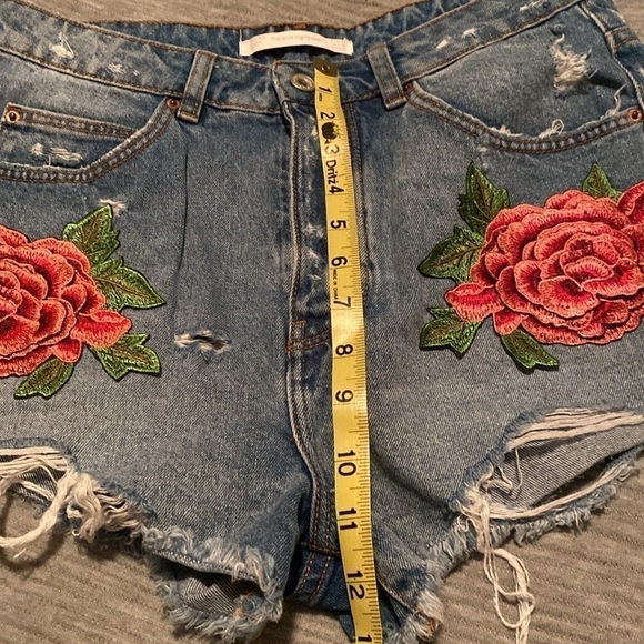 Zara Trafaluc denimwear Rose Patch cutoff Jean shorts size 6 - Picture 7 of 9